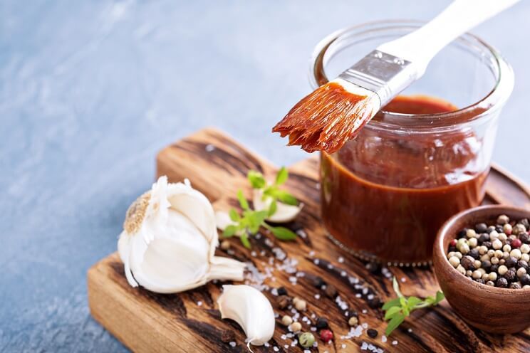 barbeque sauce with garlic and salt