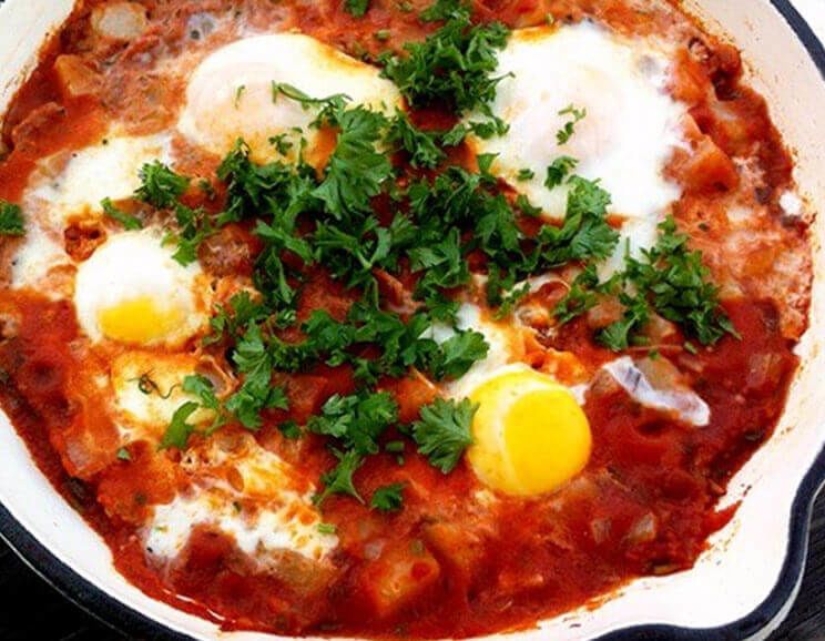 eggs with fried bacon tomato sauce featured image