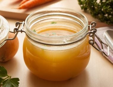 Find out what other bone broth benefits are waiting for you and discover how to make your own batch using our quick and easy recipe.