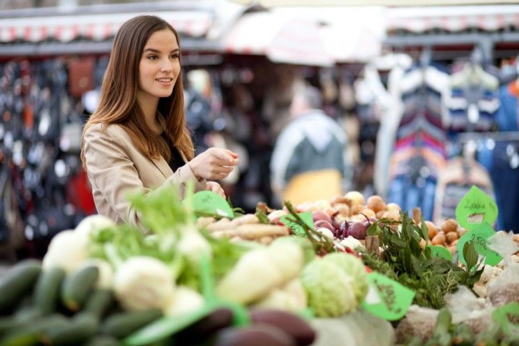 woman at farmers market