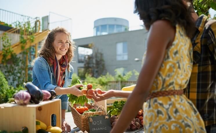 woman buying fruit at a farmers market