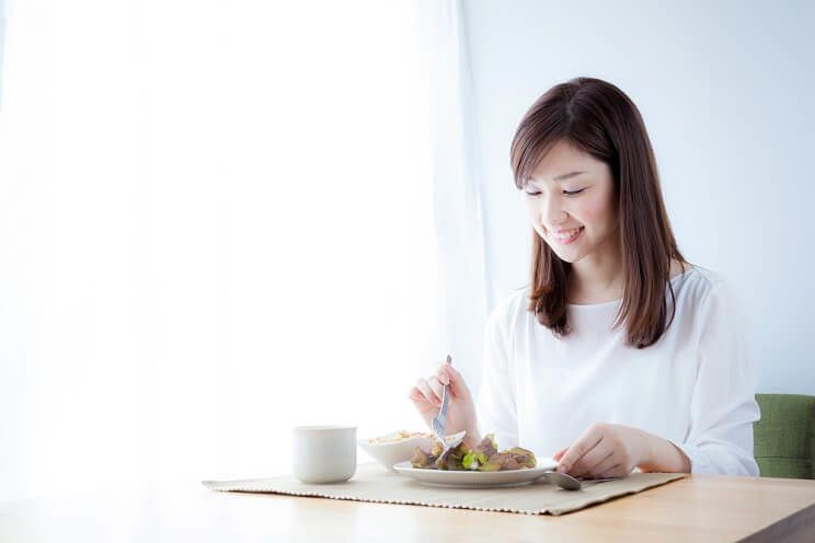 woman eating mindfully