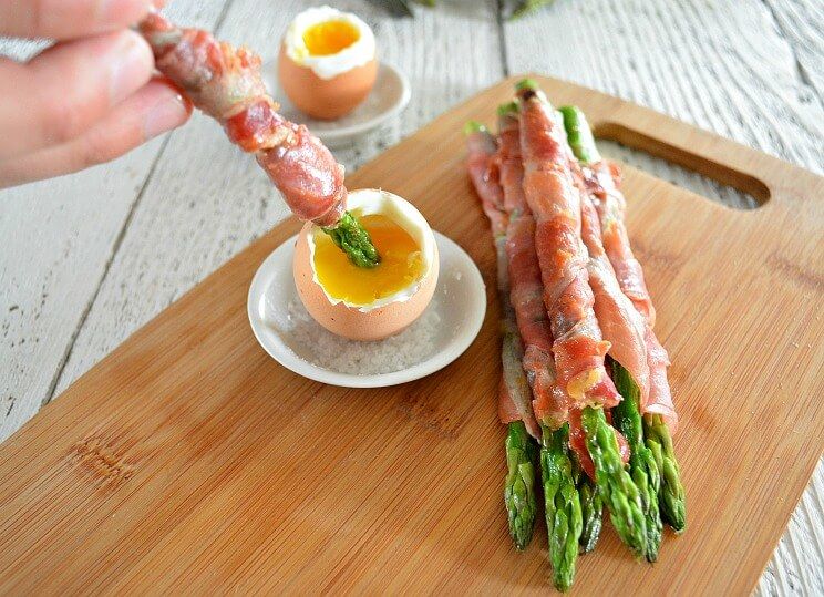 prosciutto-wrapped asparagus dipped in egg yolk