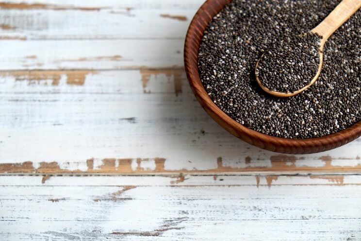  graines de chia sur une table en bois vieilli