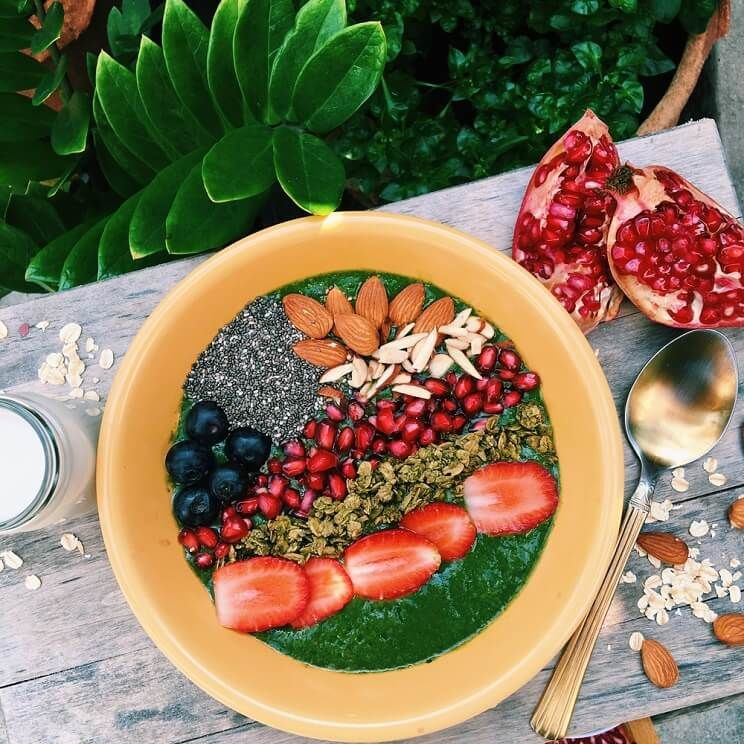 healthy breakfast smoothie bowl