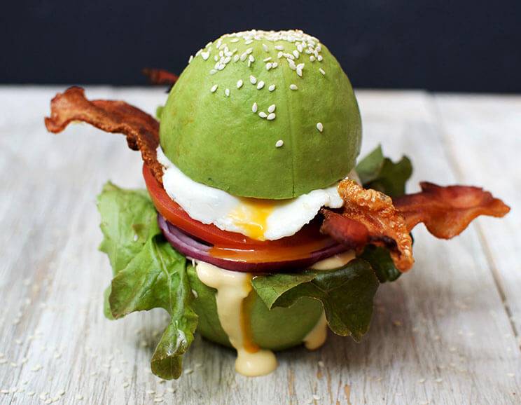 Burger petit-déjeuner céto avec des pains à l'avocat. Pains à l'avocat