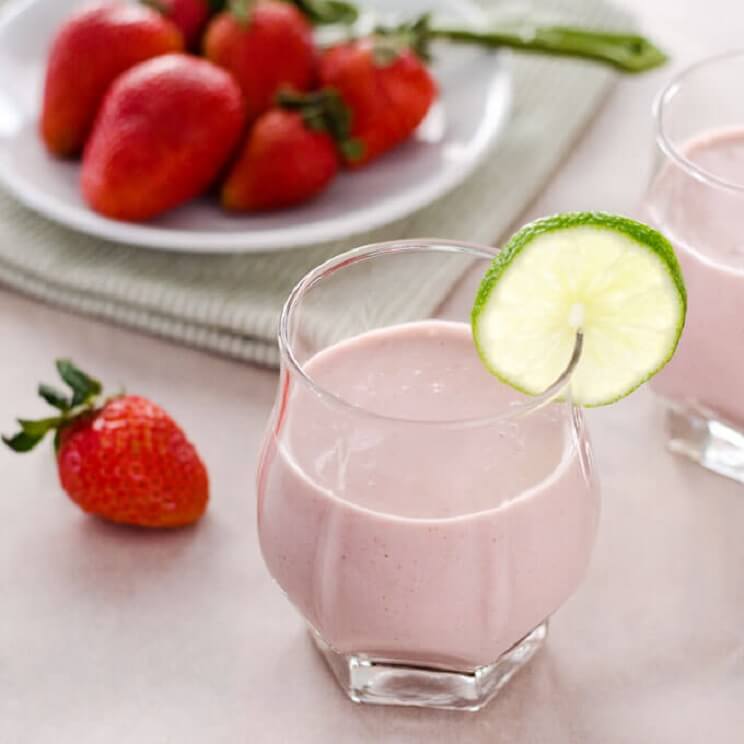 Paleo strawberry coconut smoothie