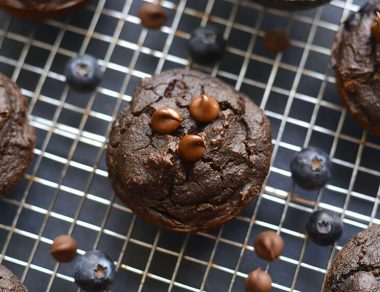 Looking for the perfect muffin? These creamy Paleo blueberry muffins are packed with avocado, blueberries and dark chocolate - an antioxidant dream!