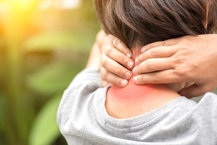 woman with neck and shoulder pain