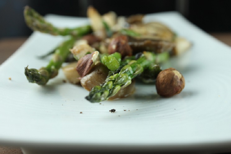 Asparagus with Mushrooms and Hazelnuts
