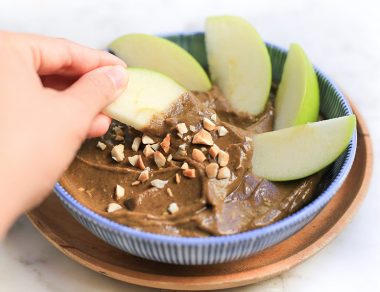 The love child of chocolate pudding and guacamole, this Chocomole hybrid makes for a tasty snack and a sweet dessert! Dip Green Apples Into This Chocomole.