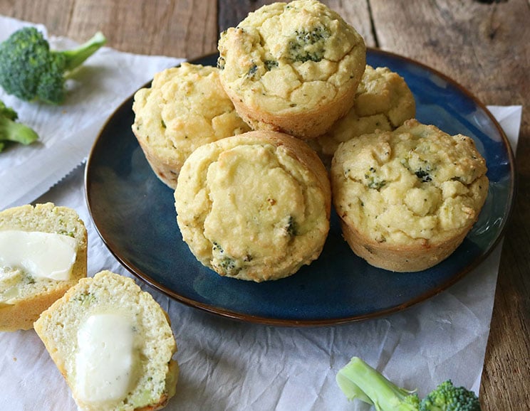 Ces gâteries chaudes et sans grains ont le goût d'une soupe au brocoli et au cheddar dans un muffin ! Grignotez ces muffins au brocoli et au cheddar pour le petit-déjeuner ou avec un bol de soupe douillet.