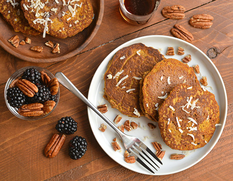 Drizzle these fluffy Pumpkin Spice Pancakes with maple syrup and dig in! Warm and comforting pumpkin spice pancakes start your day right.