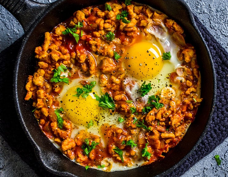 Wakker worden met een kalkoen ontbijt skillet boordevol proteïnen om je ochtend mee te beginnen. Dit eenpansontbijt is rijk aan smaak zonder poespas.