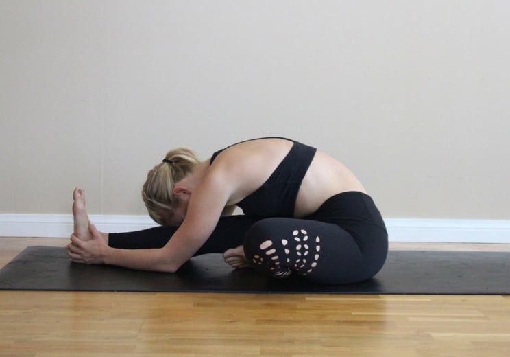 9 IT Band Stretches to Release Tightness (Gentle + Soothing)