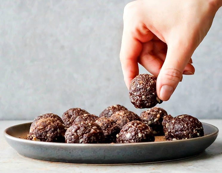 Recreate your favorite childhood candy bars (sans the sugar crash) with these no-bake Snicker Bliss Balls in just 25 minutes.
