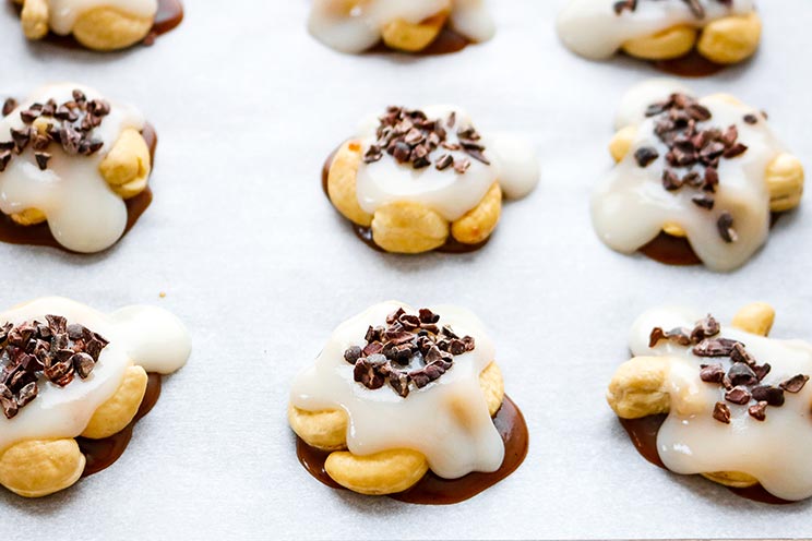 SCHEMA-PHOTO-Coconut-Caramel-Cashew-Clusters.jpg