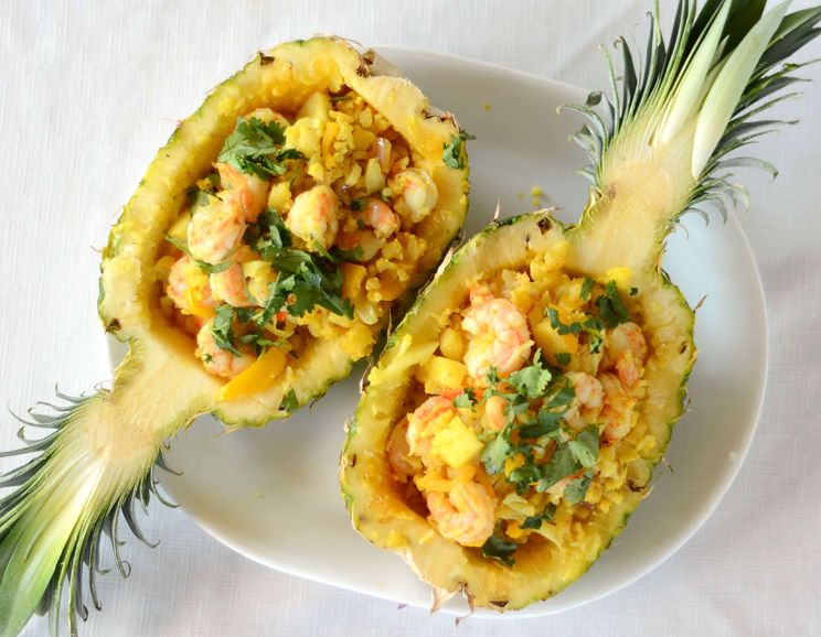 Want a super simple stovetop dinner that tastes fancy? Try this low-carb pineapple fried rice with shrimp and peppers, served in a hollowed out pineapple!