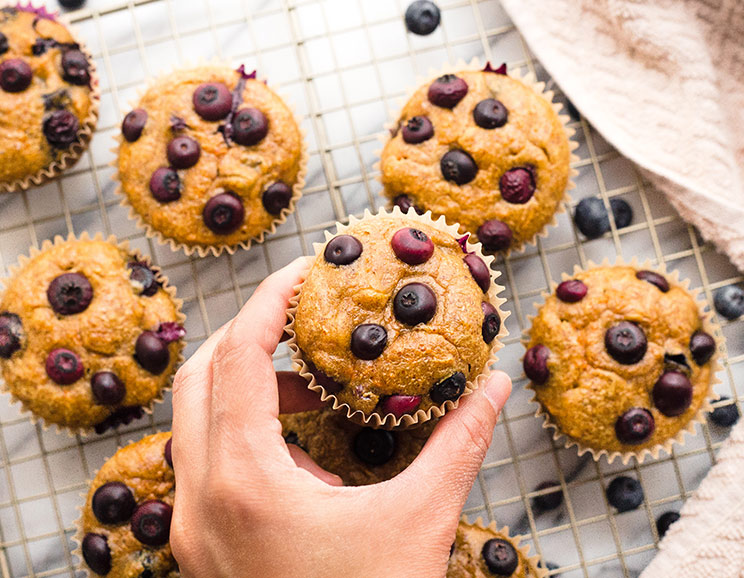 Super easy to make, these heavenly muffins are a healthy way to jumpstart your mornings. Simply place the ingredients into a blender and heat in the oven for 20 minutes.