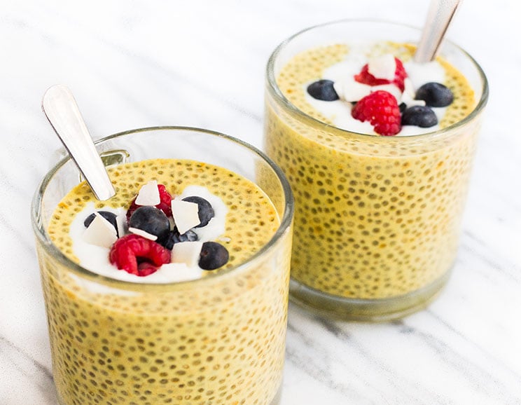 Give your breakfast the golden touch with this creamy chia seed pudding rich in protein and coconut flavor. A refreshing way to keep your gut health in check!