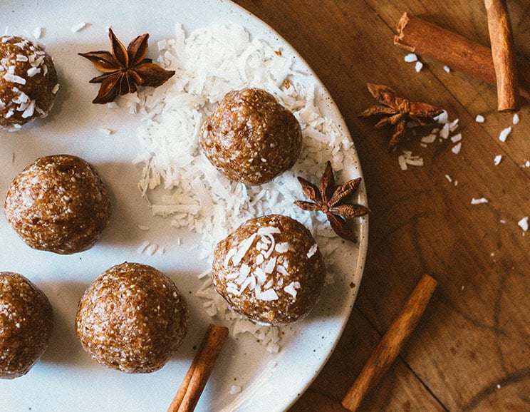 Curb your sugar cravings with these easy no-bake bliss balls infused with dreamy fall spices. Any excuse to ditch the long coffeehouse lines is cool with us
