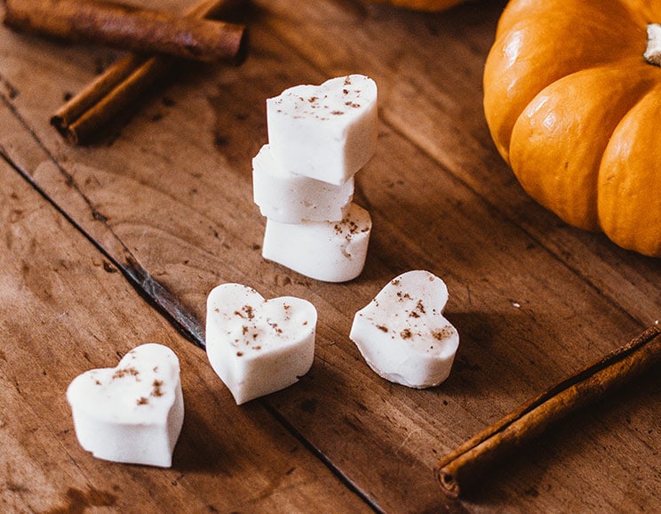 Make your bath rituals sweet as can be with these easy DIY pumpkin pie bath bombs. Lattes are for energizing, these bath bombs are for relaxing!