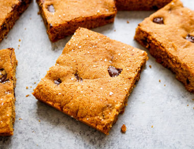 Slice into these golden crisp tahini blondies for a gluten-free treat you can indulge in without the guilt. We're here for these sinfully sweet treats!