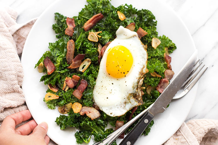 Stir-fry your kale with crispy garlic and savory bacon for a fiber-rich meal. This one-pan dish is filled with plenty of low-carb ingredients!