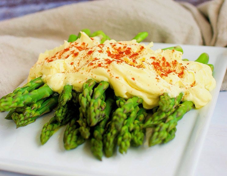 Blanch some asparagus and blend up your favorite brunchy sauce in this 10-minute recipe. Skip the whisk and make your hollandaise in a blender.