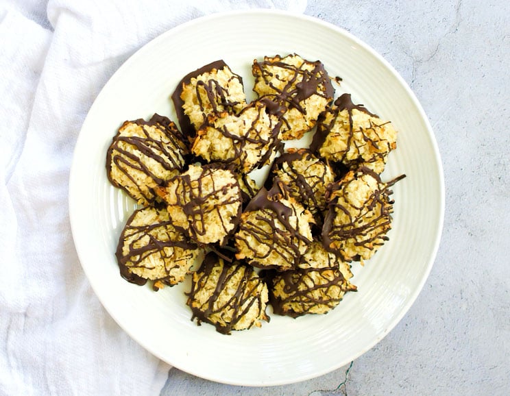 Whip up these bite-sized flavor bombs with a trifecta of coconut, dark chocolate, and peppermint. Less than an hour, you can enjoy these Paleo coconut macaroons.
