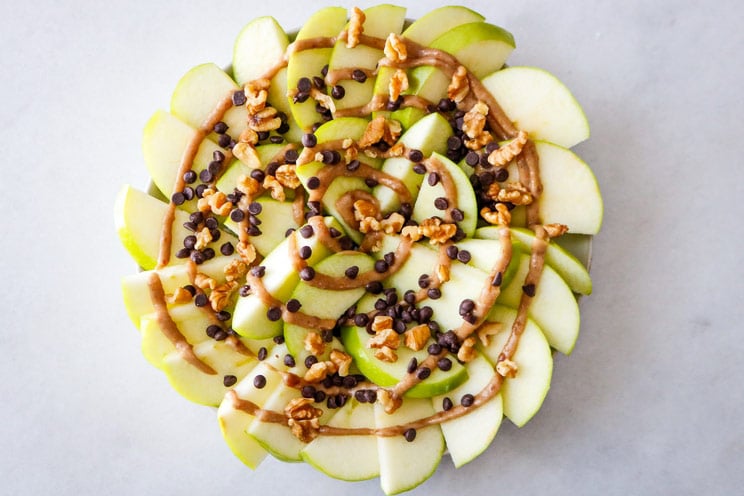 IN-ARTICLE-Paleo-Apple-Nachos-Drizzled-in-Date-Caramel-Syrup.jpg
