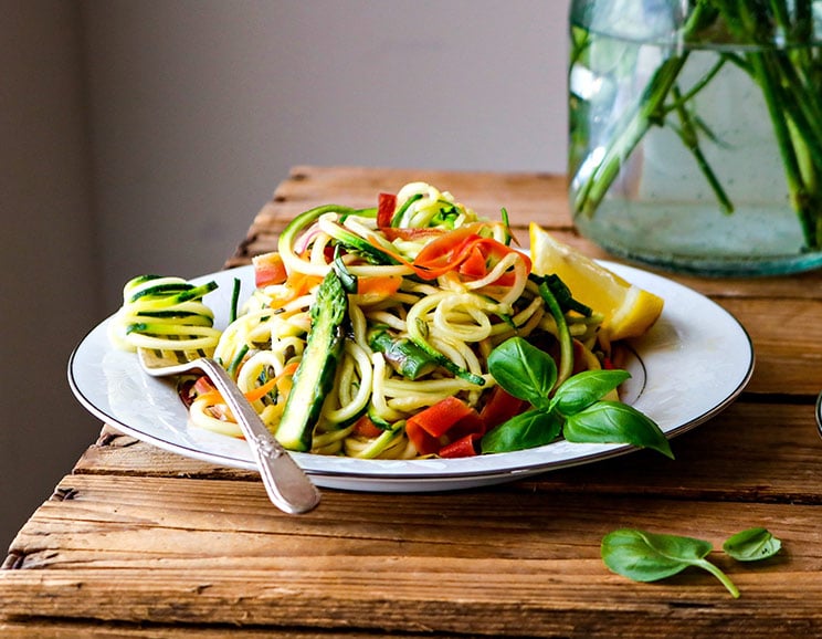 Satisfaites votre envie de pâtes avec cette primavera paléo sans culpabilité et remplie de légumes. Combien de légumes pouvez-vous intégrer dans ce repas de "pâtes" ?"pasta" meal?