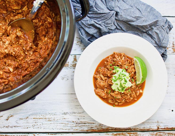 Prepara este sustancioso bol de chili de cerdo keto tierno y de cocción lenta con sólo 10 minutos de preparación. Este chili es lo suficientemente fácil de preparar en la mañana!