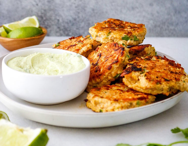 ¿Necesitas una comida o merienda para todos? Disfruta del sabor de los tacos rellenos de buñuelos de pollo para llevar en la mano, acompañados de un cremoso aderezo de guacamole.