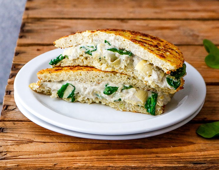 Elevate the classic grilled cheese, loaded with artichokes and antioxidant-rich spinach. O molho de alcachofra de espinafre nunca provou melhor, ou mais queijo!