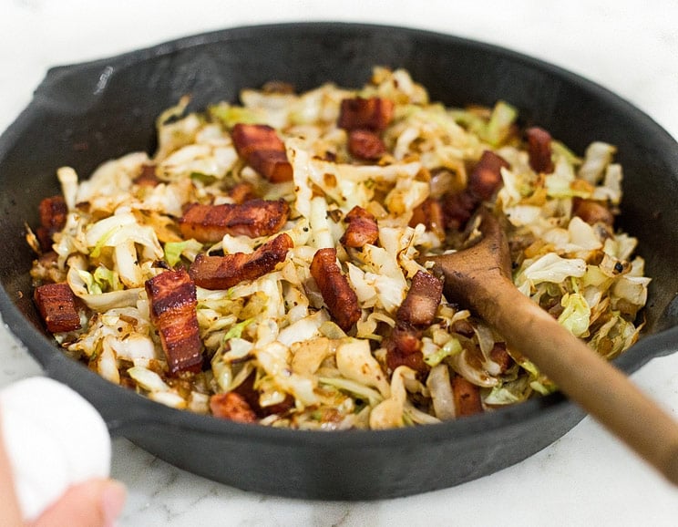 Fríe un poco de col con trozos de tocino grueso para un plato bajo en carbohidratos que funciona como guarnición o como principal - de cualquier manera, vas a querer más.