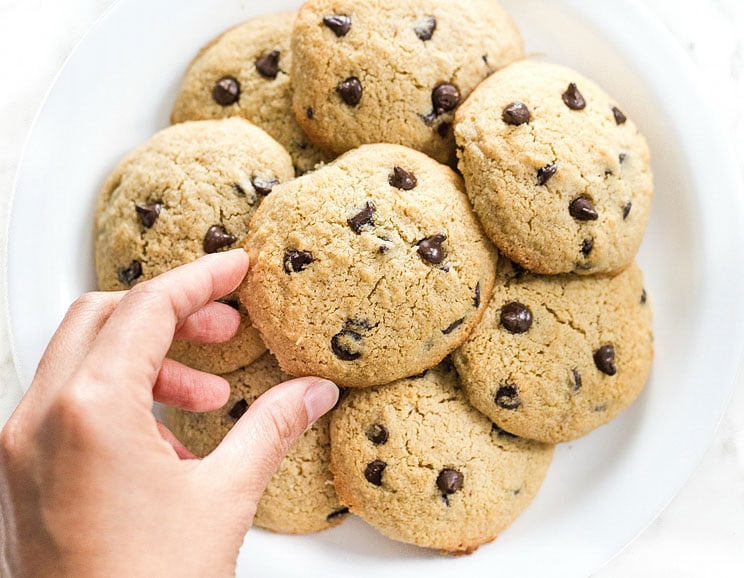 With a moist, cake-like crumb, these chocolate chip cookies are the perfect sweet snack to satisfy your sweet tooth and to calm hunger between meals.