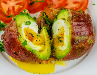 Give your morning a kick start with this prosciutto-wrapped avocado egg! Loaded with omega-3s and healthy fats, it's all you need for a healthy breakfast.