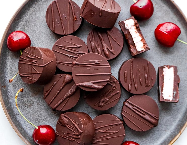 Chill out with these freezer-friendly, dark chocolate pralines filled with a cherry-raspberry purée. Just mix, melt, and set it in the freezer!