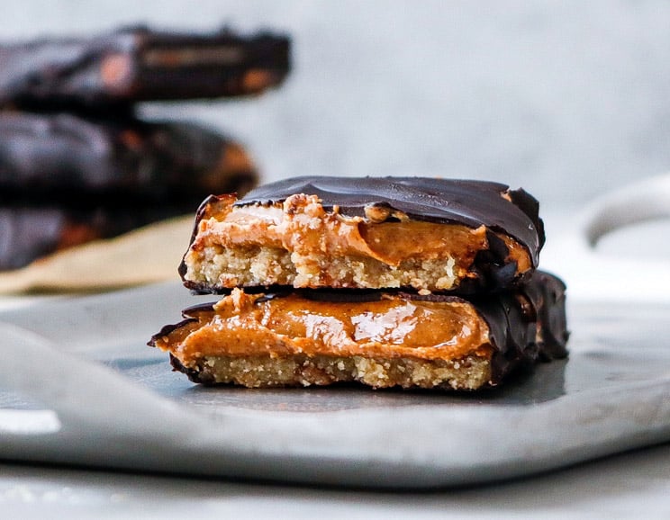No-bake almond butter bars with dark chocolate 