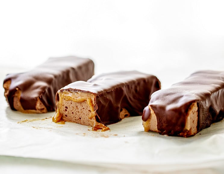 Who doesn't love a good candy bar? These Paleo Milky Way bars are especially delicious thanks to their soft marshmallow insides and gooey caramel.