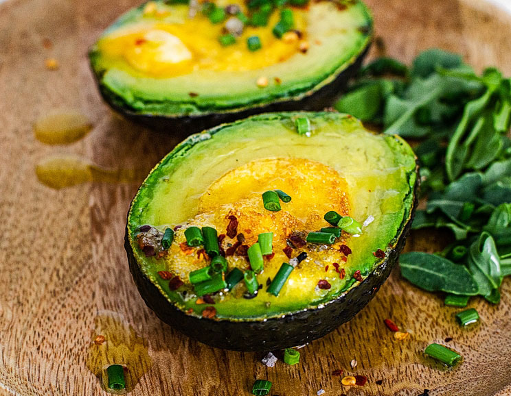 I’m always looking for paleo-friendly breakfast recipes that could be eaten quickly and taken in the car if needed. This baked avocado and egg recipe is it.