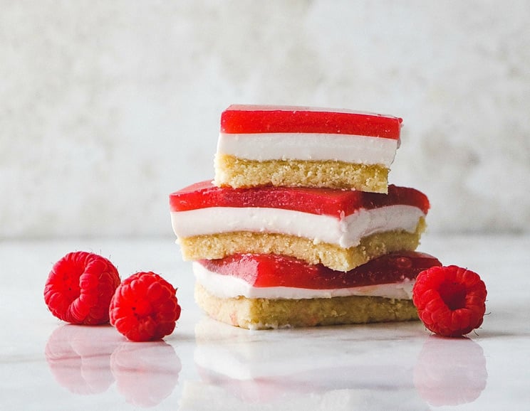 These refreshing jelly slices are antioxidant-rich and sweetened with only raw honey for a guilt-free dessert. This way to a sugar-free jelly slice!