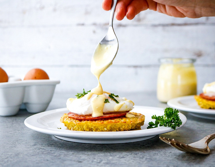 This keto eggs benedict is a low-carb way to give in to your breakfast craving with a cauliflower-based English muffin!