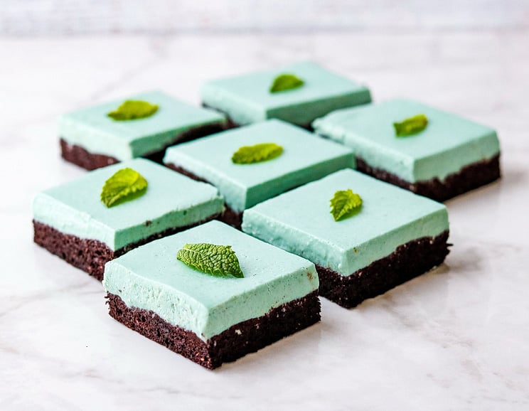 Craving dark mint chocolate? These refreshing keto mint brownies are chock-full of antioxidants and boast a fudgy dark chocolate layer followed by a creamy mint layer with natural green coloring!