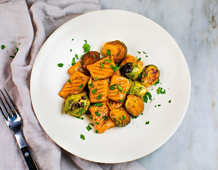 geroosterde zoete aardappel gnocchi en gekarameliseerde spruitjes komen samen in een elegant gerecht dat verrassend gemakkelijk te maken is!