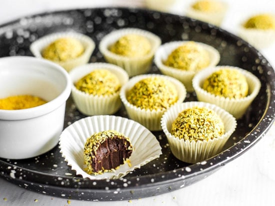 These bite-sized chocolate truffles are perfect for a boost of energy and are packed full of anti-inflammatory benefits!